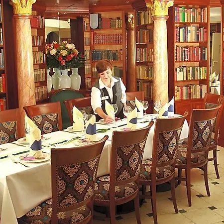 Vier Spitzen Hotel *